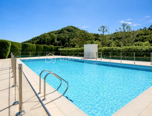 À Mandelieu-La-Napoule, dans une résidence sécurisée prisée avec piscine, découvrez ce charmant appartement 2 pièces de 38 m² , prolongé par une spacieuse loggia fermée de 11 m², portant la surface de vie à près de 49 m² habitable.

Idéalement situé à proximité des plages, du port, des commerces et des restaurants, ce bien bénéficie d'un environnement calme et recherché.
Vous serez séduit par son séjour lumineux ouvrant sur la loggia, véritable pièce de vie supplémentaire, ainsi que par sa magnifique terrasse privative de 36 m² offrant un espace extérieur rare sur le secteur. Depuis l'appartement, profitez d'une agréable vue dégagée sur le Mont San Peyre, dans un cadre verdoyant et paisible.

Les atouts du bien :
✔ Résidence sécurisée avec piscine
✔ Appartement 2 pièces de 38 m²
✔ Loggia fermée de 11 m²
✔ Terrasse de 36 m²
✔ Vue dégagée sur le Mont San Peyre
✔ Parking privatif
✔ Proche plages, port et commerces
✔ Calme absolu
✔ Faibles charges de copropriété : 154 €/mois, comprenant l'eau froide, piscine ,entretient copropriété 
✔ Résidence recherchée à La Napoule

Ce bien est idéal pour une résidence principale, une résidence secondaire sur la Côte d'Azur ou un investissement locatif.

📞 Contactez-moi au 06.69.66.17.19 dès maintenant pour organiser une visite et découvrir ce bien rare à Mandelieu La Napoule.