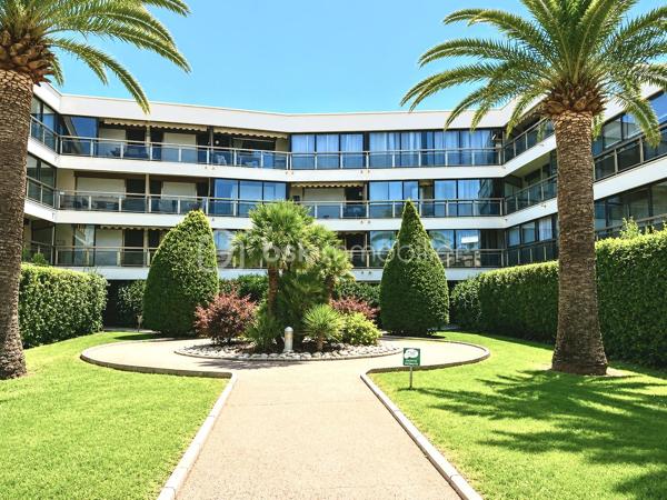 À Mandelieu-La-Napoule, dans une résidence sécurisée prisée avec piscine, découvrez ce charmant appartement 2 pièces de 38 m² , prolongé par une spacieuse loggia fermée de 11 m², portant la surface de vie à près de 49 m² habitable.

Idéalement situé à proximité des plages, du port, des commerces et des restaurants, ce bien bénéficie d'un environnement calme et recherché.
Vous serez séduit par son séjour lumineux ouvrant sur la loggia, véritable pièce de vie supplémentaire, ainsi que par sa magnifique terrasse privative de 36 m² offrant un espace extérieur rare sur le secteur. Depuis l'appartement, profitez d'une agréable vue dégagée sur le Mont San Peyre, dans un cadre verdoyant et paisible.

Les atouts du bien :
✔ Résidence sécurisée avec piscine
✔ Appartement 2 pièces de 38 m²
✔ Loggia fermée de 11 m²
✔ Terrasse de 36 m²
✔ Vue dégagée sur le Mont San Peyre
✔ Parking privatif
✔ Proche plages, port et commerces
✔ Calme absolu
✔ Faibles charges de copropriété : 154 €/mois, comprenant l'eau froide, piscine ,entretient copropriété 
✔ Résidence recherchée à La Napoule

Ce bien est idéal pour une résidence principale, une résidence secondaire sur la Côte d'Azur ou un investissement locatif.

📞 Contactez-moi au 06.69.66.17.19 dès maintenant pour organiser une visite et découvrir ce bien rare à Mandelieu La Napoule.