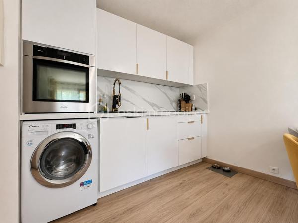 À Mandelieu-La-Napoule, dans une résidence sécurisée prisée avec piscine, découvrez ce charmant appartement 2 pièces de 38 m² , prolongé par une spacieuse loggia fermée de 11 m², portant la surface de vie à près de 49 m² habitable.

Idéalement situé à proximité des plages, du port, des commerces et des restaurants, ce bien bénéficie d'un environnement calme et recherché.
Vous serez séduit par son séjour lumineux ouvrant sur la loggia, véritable pièce de vie supplémentaire, ainsi que par sa magnifique terrasse privative de 36 m² offrant un espace extérieur rare sur le secteur. Depuis l'appartement, profitez d'une agréable vue dégagée sur le Mont San Peyre, dans un cadre verdoyant et paisible.

Les atouts du bien :
✔ Résidence sécurisée avec piscine
✔ Appartement 2 pièces de 38 m²
✔ Loggia fermée de 11 m²
✔ Terrasse de 36 m²
✔ Vue dégagée sur le Mont San Peyre
✔ Parking privatif
✔ Proche plages, port et commerces
✔ Calme absolu
✔ Faibles charges de copropriété : 154 €/mois, comprenant l'eau froide, piscine ,entretient copropriété 
✔ Résidence recherchée à La Napoule

Ce bien est idéal pour une résidence principale, une résidence secondaire sur la Côte d'Azur ou un investissement locatif.

📞 Contactez-moi au 06.69.66.17.19 dès maintenant pour organiser une visite et découvrir ce bien rare à Mandelieu La Napoule.