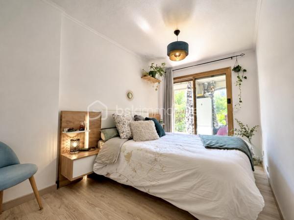 À Mandelieu-La-Napoule, dans une résidence sécurisée prisée avec piscine, découvrez ce charmant appartement 2 pièces de 38 m² , prolongé par une spacieuse loggia fermée de 11 m², portant la surface de vie à près de 49 m² habitable.

Idéalement situé à proximité des plages, du port, des commerces et des restaurants, ce bien bénéficie d'un environnement calme et recherché.
Vous serez séduit par son séjour lumineux ouvrant sur la loggia, véritable pièce de vie supplémentaire, ainsi que par sa magnifique terrasse privative de 36 m² offrant un espace extérieur rare sur le secteur. Depuis l'appartement, profitez d'une agréable vue dégagée sur le Mont San Peyre, dans un cadre verdoyant et paisible.

Les atouts du bien :
✔ Résidence sécurisée avec piscine
✔ Appartement 2 pièces de 38 m²
✔ Loggia fermée de 11 m²
✔ Terrasse de 36 m²
✔ Vue dégagée sur le Mont San Peyre
✔ Parking privatif
✔ Proche plages, port et commerces
✔ Calme absolu
✔ Faibles charges de copropriété : 154 €/mois, comprenant l'eau froide, piscine ,entretient copropriété 
✔ Résidence recherchée à La Napoule

Ce bien est idéal pour une résidence principale, une résidence secondaire sur la Côte d'Azur ou un investissement locatif.

📞 Contactez-moi au 06.69.66.17.19 dès maintenant pour organiser une visite et découvrir ce bien rare à Mandelieu La Napoule.