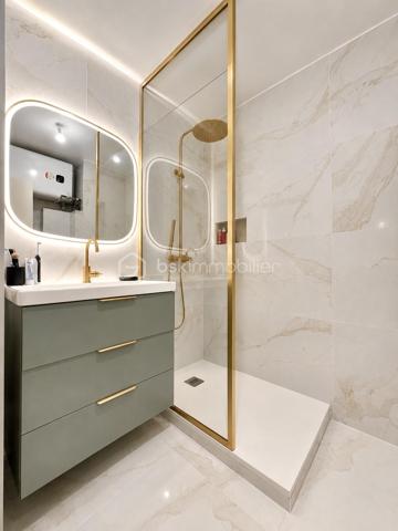 À Mandelieu-La-Napoule, dans une résidence sécurisée prisée avec piscine, découvrez ce charmant appartement 2 pièces de 38 m² , prolongé par une spacieuse loggia fermée de 11 m², portant la surface de vie à près de 49 m² habitable.

Idéalement situé à proximité des plages, du port, des commerces et des restaurants, ce bien bénéficie d'un environnement calme et recherché.
Vous serez séduit par son séjour lumineux ouvrant sur la loggia, véritable pièce de vie supplémentaire, ainsi que par sa magnifique terrasse privative de 36 m² offrant un espace extérieur rare sur le secteur. Depuis l'appartement, profitez d'une agréable vue dégagée sur le Mont San Peyre, dans un cadre verdoyant et paisible.

Les atouts du bien :
✔ Résidence sécurisée avec piscine
✔ Appartement 2 pièces de 38 m²
✔ Loggia fermée de 11 m²
✔ Terrasse de 36 m²
✔ Vue dégagée sur le Mont San Peyre
✔ Parking privatif
✔ Proche plages, port et commerces
✔ Calme absolu
✔ Faibles charges de copropriété : 154 €/mois, comprenant l'eau froide, piscine ,entretient copropriété 
✔ Résidence recherchée à La Napoule

Ce bien est idéal pour une résidence principale, une résidence secondaire sur la Côte d'Azur ou un investissement locatif.

📞 Contactez-moi au 06.69.66.17.19 dès maintenant pour organiser une visite et découvrir ce bien rare à Mandelieu La Napoule.
