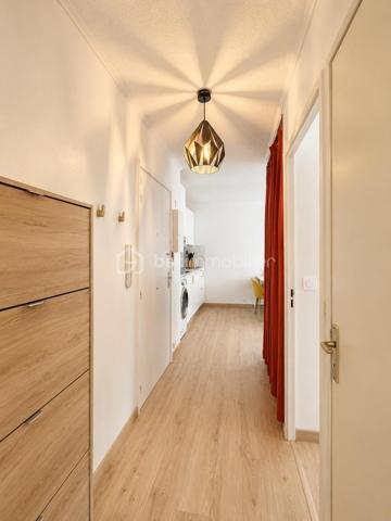 À Mandelieu-La-Napoule, dans une résidence sécurisée prisée avec piscine, découvrez ce charmant appartement 2 pièces de 38 m² , prolongé par une spacieuse loggia fermée de 11 m², portant la surface de vie à près de 49 m² habitable.

Idéalement situé à proximité des plages, du port, des commerces et des restaurants, ce bien bénéficie d'un environnement calme et recherché.
Vous serez séduit par son séjour lumineux ouvrant sur la loggia, véritable pièce de vie supplémentaire, ainsi que par sa magnifique terrasse privative de 36 m² offrant un espace extérieur rare sur le secteur. Depuis l'appartement, profitez d'une agréable vue dégagée sur le Mont San Peyre, dans un cadre verdoyant et paisible.

Les atouts du bien :
✔ Résidence sécurisée avec piscine
✔ Appartement 2 pièces de 38 m²
✔ Loggia fermée de 11 m²
✔ Terrasse de 36 m²
✔ Vue dégagée sur le Mont San Peyre
✔ Parking privatif
✔ Proche plages, port et commerces
✔ Calme absolu
✔ Faibles charges de copropriété : 154 €/mois, comprenant l'eau froide, piscine ,entretient copropriété 
✔ Résidence recherchée à La Napoule

Ce bien est idéal pour une résidence principale, une résidence secondaire sur la Côte d'Azur ou un investissement locatif.

📞 Contactez-moi au 06.69.66.17.19 dès maintenant pour organiser une visite et découvrir ce bien rare à Mandelieu La Napoule.