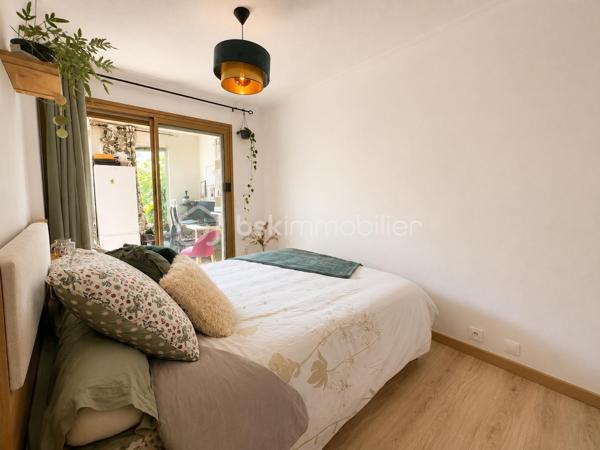 À Mandelieu-La-Napoule, dans une résidence sécurisée prisée avec piscine, découvrez ce charmant appartement 2 pièces de 38 m² , prolongé par une spacieuse loggia fermée de 11 m², portant la surface de vie à près de 49 m² habitable.

Idéalement situé à proximité des plages, du port, des commerces et des restaurants, ce bien bénéficie d'un environnement calme et recherché.
Vous serez séduit par son séjour lumineux ouvrant sur la loggia, véritable pièce de vie supplémentaire, ainsi que par sa magnifique terrasse privative de 36 m² offrant un espace extérieur rare sur le secteur. Depuis l'appartement, profitez d'une agréable vue dégagée sur le Mont San Peyre, dans un cadre verdoyant et paisible.

Les atouts du bien :
✔ Résidence sécurisée avec piscine
✔ Appartement 2 pièces de 38 m²
✔ Loggia fermée de 11 m²
✔ Terrasse de 36 m²
✔ Vue dégagée sur le Mont San Peyre
✔ Parking privatif
✔ Proche plages, port et commerces
✔ Calme absolu
✔ Faibles charges de copropriété : 154 €/mois, comprenant l'eau froide, piscine ,entretient copropriété 
✔ Résidence recherchée à La Napoule

Ce bien est idéal pour une résidence principale, une résidence secondaire sur la Côte d'Azur ou un investissement locatif.

📞 Contactez-moi au 06.69.66.17.19 dès maintenant pour organiser une visite et découvrir ce bien rare à Mandelieu La Napoule.