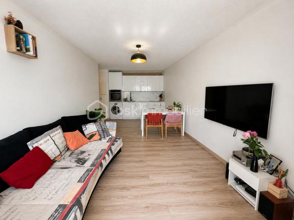 À Mandelieu-La-Napoule, dans une résidence sécurisée prisée avec piscine, découvrez ce charmant appartement 2 pièces de 38 m² , prolongé par une spacieuse loggia fermée de 11 m², portant la surface de vie à près de 49 m² habitable.

Idéalement situé à proximité des plages, du port, des commerces et des restaurants, ce bien bénéficie d'un environnement calme et recherché.
Vous serez séduit par son séjour lumineux ouvrant sur la loggia, véritable pièce de vie supplémentaire, ainsi que par sa magnifique terrasse privative de 36 m² offrant un espace extérieur rare sur le secteur. Depuis l'appartement, profitez d'une agréable vue dégagée sur le Mont San Peyre, dans un cadre verdoyant et paisible.

Les atouts du bien :
✔ Résidence sécurisée avec piscine
✔ Appartement 2 pièces de 38 m²
✔ Loggia fermée de 11 m²
✔ Terrasse de 36 m²
✔ Vue dégagée sur le Mont San Peyre
✔ Parking privatif
✔ Proche plages, port et commerces
✔ Calme absolu
✔ Faibles charges de copropriété : 154 €/mois, comprenant l'eau froide, piscine ,entretient copropriété 
✔ Résidence recherchée à La Napoule

Ce bien est idéal pour une résidence principale, une résidence secondaire sur la Côte d'Azur ou un investissement locatif.

📞 Contactez-moi au 06.69.66.17.19 dès maintenant pour organiser une visite et découvrir ce bien rare à Mandelieu La Napoule.