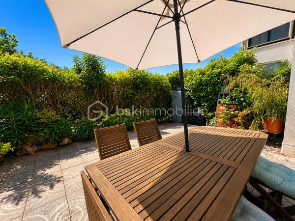 À Mandelieu-La-Napoule, dans une résidence sécurisée prisée avec piscine, découvrez ce charmant appartement 2 pièces de 38 m² , prolongé par une spacieuse loggia fermée de 11 m², portant la surface de vie à près de 49 m² habitable.

Idéalement situé à proximité des plages, du port, des commerces et des restaurants, ce bien bénéficie d'un environnement calme et recherché.
Vous serez séduit par son séjour lumineux ouvrant sur la loggia, véritable pièce de vie supplémentaire, ainsi que par sa magnifique terrasse privative de 36 m² offrant un espace extérieur rare sur le secteur. Depuis l'appartement, profitez d'une agréable vue dégagée sur le Mont San Peyre, dans un cadre verdoyant et paisible.

Les atouts du bien :
✔ Résidence sécurisée avec piscine
✔ Appartement 2 pièces de 38 m²
✔ Loggia fermée de 11 m²
✔ Terrasse de 36 m²
✔ Vue dégagée sur le Mont San Peyre
✔ Parking privatif
✔ Proche plages, port et commerces
✔ Calme absolu
✔ Faibles charges de copropriété : 154 €/mois, comprenant l'eau froide, piscine ,entretient copropriété 
✔ Résidence recherchée à La Napoule

Ce bien est idéal pour une résidence principale, une résidence secondaire sur la Côte d'Azur ou un investissement locatif.

📞 Contactez-moi au 06.69.66.17.19 dès maintenant pour organiser une visite et découvrir ce bien rare à Mandelieu La Napoule.