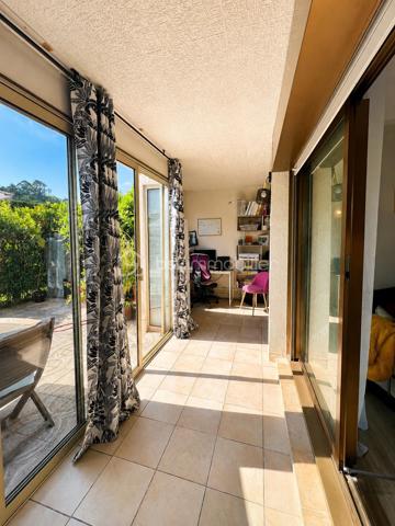 À Mandelieu-La-Napoule, dans une résidence sécurisée prisée avec piscine, découvrez ce charmant appartement 2 pièces de 38 m² , prolongé par une spacieuse loggia fermée de 11 m², portant la surface de vie à près de 49 m² habitable.

Idéalement situé à proximité des plages, du port, des commerces et des restaurants, ce bien bénéficie d'un environnement calme et recherché.
Vous serez séduit par son séjour lumineux ouvrant sur la loggia, véritable pièce de vie supplémentaire, ainsi que par sa magnifique terrasse privative de 36 m² offrant un espace extérieur rare sur le secteur. Depuis l'appartement, profitez d'une agréable vue dégagée sur le Mont San Peyre, dans un cadre verdoyant et paisible.

Les atouts du bien :
✔ Résidence sécurisée avec piscine
✔ Appartement 2 pièces de 38 m²
✔ Loggia fermée de 11 m²
✔ Terrasse de 36 m²
✔ Vue dégagée sur le Mont San Peyre
✔ Parking privatif
✔ Proche plages, port et commerces
✔ Calme absolu
✔ Faibles charges de copropriété : 154 €/mois, comprenant l'eau froide, piscine ,entretient copropriété 
✔ Résidence recherchée à La Napoule

Ce bien est idéal pour une résidence principale, une résidence secondaire sur la Côte d'Azur ou un investissement locatif.

📞 Contactez-moi au 06.69.66.17.19 dès maintenant pour organiser une visite et découvrir ce bien rare à Mandelieu La Napoule.