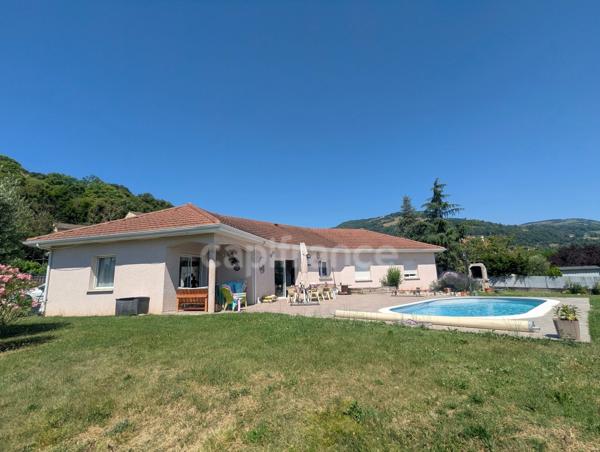 Maison à vendre  6 pièces  (38) Tullins - Maison de plain-pied de 153 m², 4 chambres, piscine, sur 2200 m² de terrain plat, superbe vue degagée
