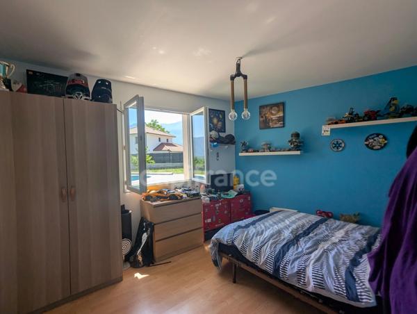 Maison à vendre  6 pièces  (38) Tullins - Maison de plain-pied de 153 m², 4 chambres, piscine, sur 2200 m² de terrain plat, superbe vue degagée