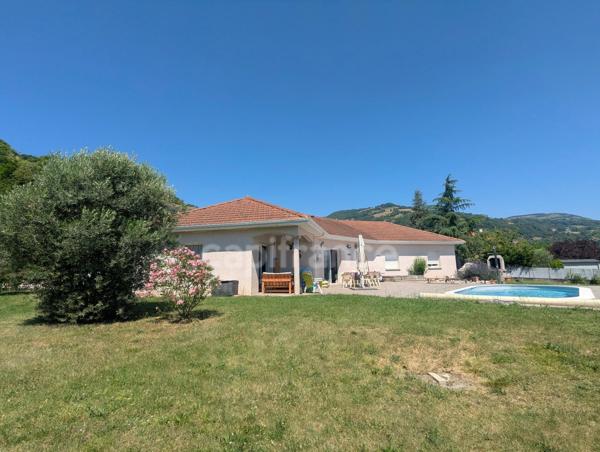 Maison à vendre  6 pièces  (38) Tullins - Maison de plain-pied de 153 m², 4 chambres, piscine, sur 2200 m² de terrain plat, superbe vue degagée
