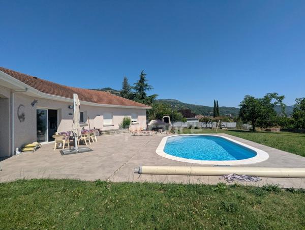 Maison à vendre  6 pièces  (38) Tullins - Maison de plain-pied de 153 m², 4 chambres, piscine, sur 2200 m² de terrain plat, superbe vue degagée