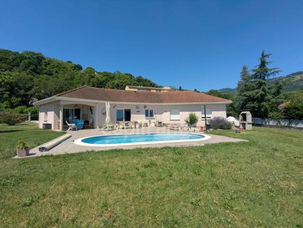 Maison à vendre  6 pièces  (38) Tullins - Maison de plain-pied de 153 m², 4 chambres, piscine, sur 2200 m² de terrain plat, superbe vue degagée