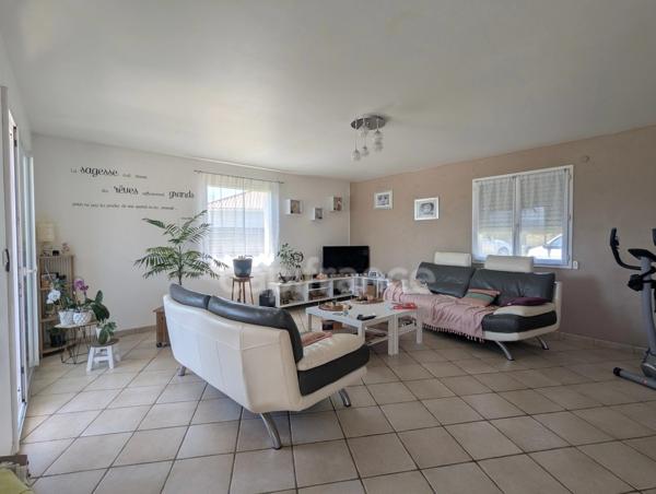 Maison à vendre  6 pièces  (38) Tullins - Maison de plain-pied de 153 m², 4 chambres, piscine, sur 2200 m² de terrain plat, superbe vue degagée