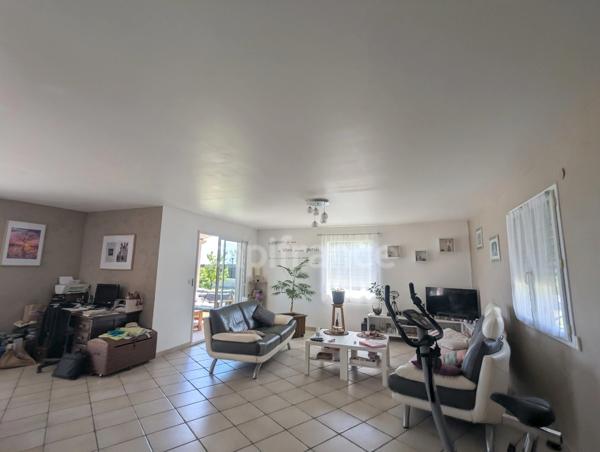 Maison à vendre  6 pièces  (38) Tullins - Maison de plain-pied de 153 m², 4 chambres, piscine, sur 2200 m² de terrain plat, superbe vue degagée