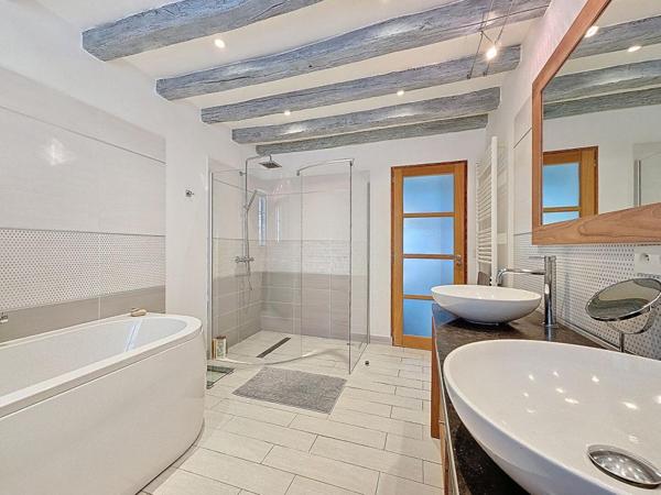 Maison 8 pièce(s) 210 m2