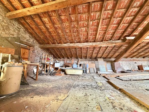 IMMEUBLE DE RAPPORT DE 316 M2, À RÉNOVER, COMMERCE LOUÉ 300€/MOIS, DÉPENDANCES DE 130 M2, POSSIBILITÉ DE RÉALISER PLUSIEURS APPARTEMENTS