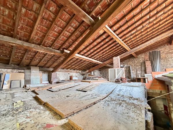 IMMEUBLE DE RAPPORT DE 316 M2, À RÉNOVER, COMMERCE LOUÉ 300€/MOIS, DÉPENDANCES DE 130 M2, POSSIBILITÉ DE RÉALISER PLUSIEURS APPARTEMENTS