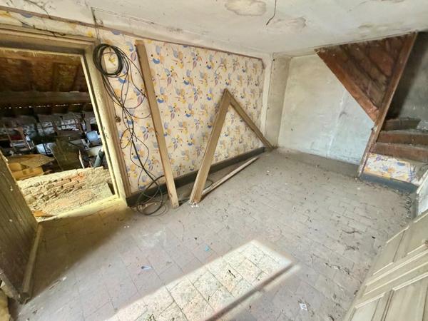 IMMEUBLE DE RAPPORT DE 316 M2, À RÉNOVER, COMMERCE LOUÉ 300€/MOIS, DÉPENDANCES DE 130 M2, POSSIBILITÉ DE RÉALISER PLUSIEURS APPARTEMENTS