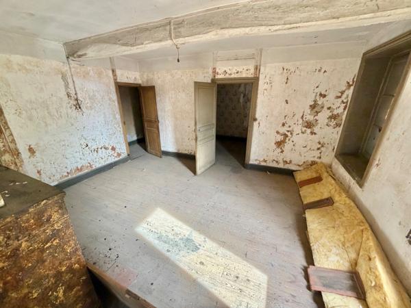 IMMEUBLE DE RAPPORT DE 316 M2, À RÉNOVER, COMMERCE LOUÉ 300€/MOIS, DÉPENDANCES DE 130 M2, POSSIBILITÉ DE RÉALISER PLUSIEURS APPARTEMENTS