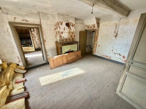 IMMEUBLE DE RAPPORT DE 316 M2, À RÉNOVER, COMMERCE LOUÉ 300€/MOIS, DÉPENDANCES DE 130 M2, POSSIBILITÉ DE RÉALISER PLUSIEURS APPARTEMENTS