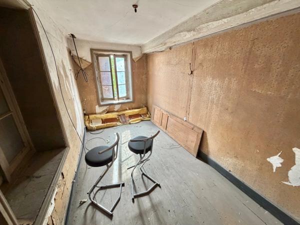 IMMEUBLE DE RAPPORT DE 316 M2, À RÉNOVER, COMMERCE LOUÉ 300€/MOIS, DÉPENDANCES DE 130 M2, POSSIBILITÉ DE RÉALISER PLUSIEURS APPARTEMENTS