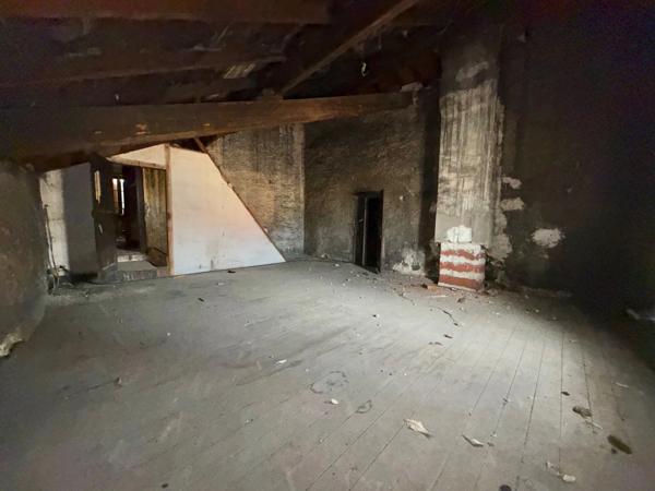 IMMEUBLE DE RAPPORT DE 316 M2, À RÉNOVER, COMMERCE LOUÉ 300€/MOIS, DÉPENDANCES DE 130 M2, POSSIBILITÉ DE RÉALISER PLUSIEURS APPARTEMENTS