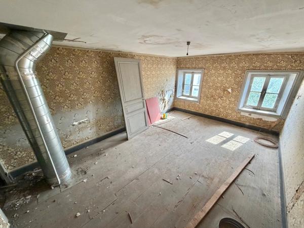 IMMEUBLE DE RAPPORT DE 316 M2, À RÉNOVER, COMMERCE LOUÉ 300€/MOIS, DÉPENDANCES DE 130 M2, POSSIBILITÉ DE RÉALISER PLUSIEURS APPARTEMENTS
