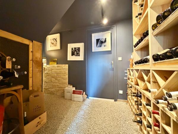 IMMEUBLE DE RAPPORT DE 316 M2, À RÉNOVER, COMMERCE LOUÉ 300€/MOIS, DÉPENDANCES DE 130 M2, POSSIBILITÉ DE RÉALISER PLUSIEURS APPARTEMENTS