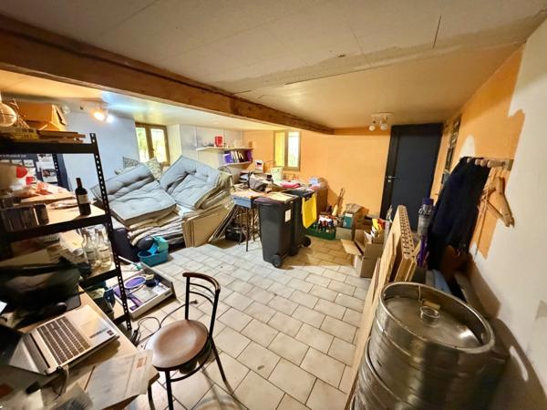 IMMEUBLE DE RAPPORT DE 316 M2, À RÉNOVER, COMMERCE LOUÉ 300€/MOIS, DÉPENDANCES DE 130 M2, POSSIBILITÉ DE RÉALISER PLUSIEURS APPARTEMENTS