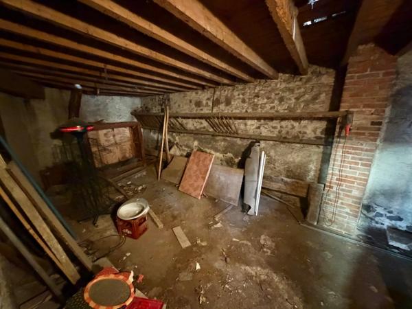 IMMEUBLE DE RAPPORT DE 316 M2, À RÉNOVER, COMMERCE LOUÉ 300€/MOIS, DÉPENDANCES DE 130 M2, POSSIBILITÉ DE RÉALISER PLUSIEURS APPARTEMENTS