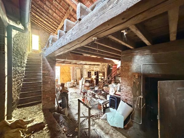 IMMEUBLE DE RAPPORT DE 316 M2, À RÉNOVER, COMMERCE LOUÉ 300€/MOIS, DÉPENDANCES DE 130 M2, POSSIBILITÉ DE RÉALISER PLUSIEURS APPARTEMENTS