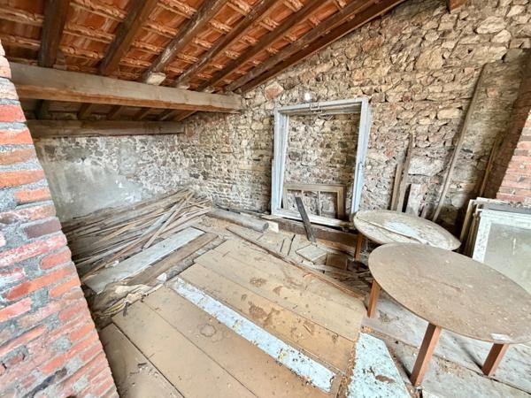 IMMEUBLE DE RAPPORT DE 316 M2, À RÉNOVER, COMMERCE LOUÉ 300€/MOIS, DÉPENDANCES DE 130 M2, POSSIBILITÉ DE RÉALISER PLUSIEURS APPARTEMENTS