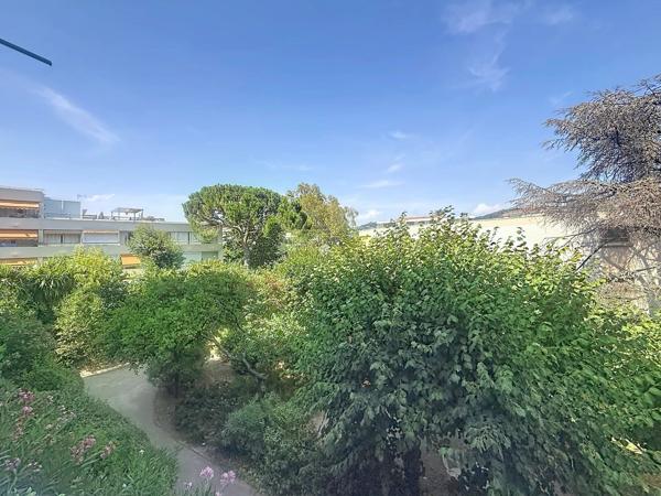 Vente                                                      Appartement
                        
                     2 pièces                      48 m2                     à Cannes
