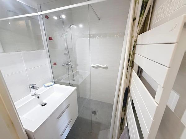 Vente                                                      Appartement
                        
                     2 pièces                      48 m2                     à Cannes