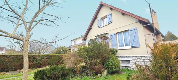 Lumineuse maison familiale idéalement située à Avon.