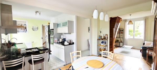 Lumineuse maison familiale idéalement située à Avon.