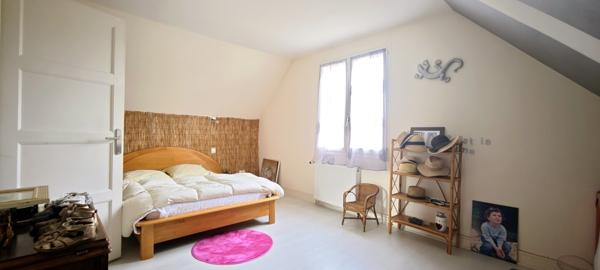 Lumineuse maison familiale idéalement située à Avon.