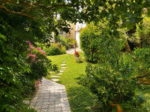 Ensemble immobilier avec cour et jardin