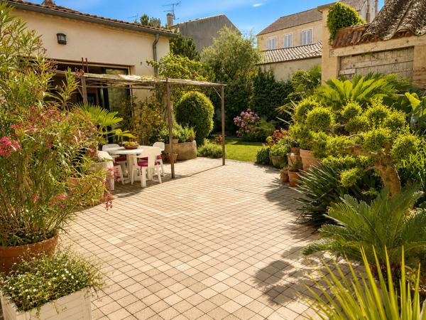 Ensemble immobilier avec cour et jardin