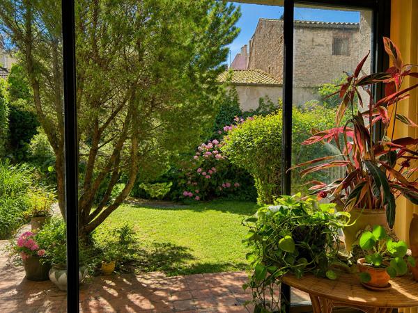 Ensemble immobilier avec cour et jardin