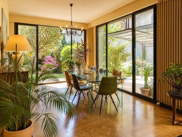 Ensemble immobilier avec cour et jardin