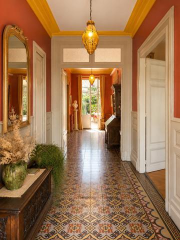 Ensemble immobilier avec cour et jardin