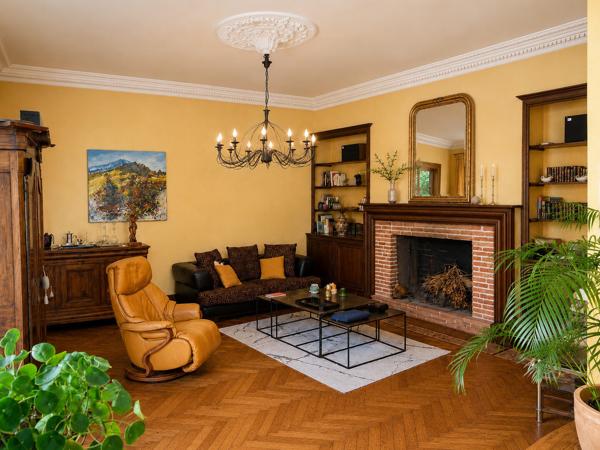 Ensemble immobilier avec cour et jardin