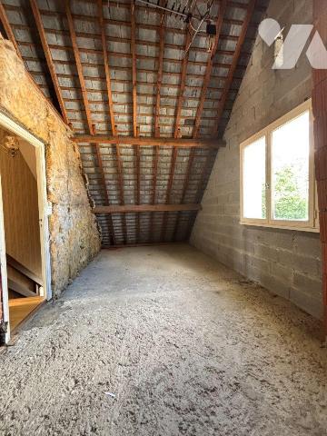 LECOUSSE, Maison sur sous-sol proposant 68 m²  habitables (+ grenier).
Au rez-de-chaussée suré...