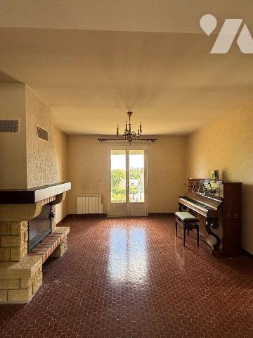 LECOUSSE, Maison sur sous-sol proposant 68 m²  habitables (+ grenier).
Au rez-de-chaussée suré...