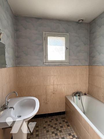LECOUSSE, Maison sur sous-sol proposant 68 m²  habitables (+ grenier).
Au rez-de-chaussée suré...