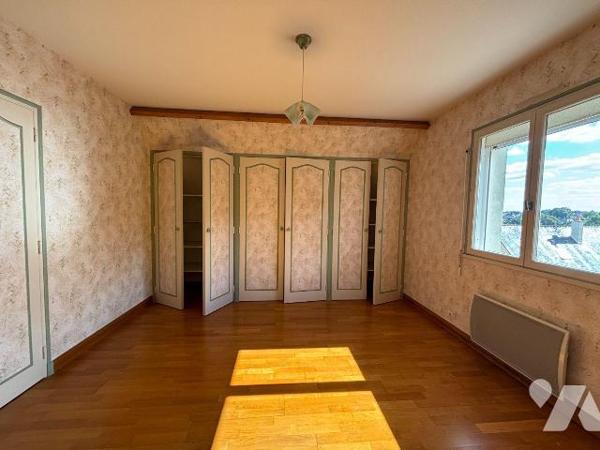 LECOUSSE, Maison sur sous-sol proposant 68 m²  habitables (+ grenier).
Au rez-de-chaussée suré...