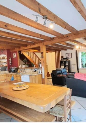 MAISON BASQUE familiale  PLEINE DE CHARME, bien située 5 chambres, 2 sdb belle piscine, terrasse spacieuse, pool house