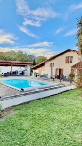MAISON BASQUE familiale  PLEINE DE CHARME, bien située 5 chambres, 2 sdb belle piscine, terrasse spacieuse, pool house