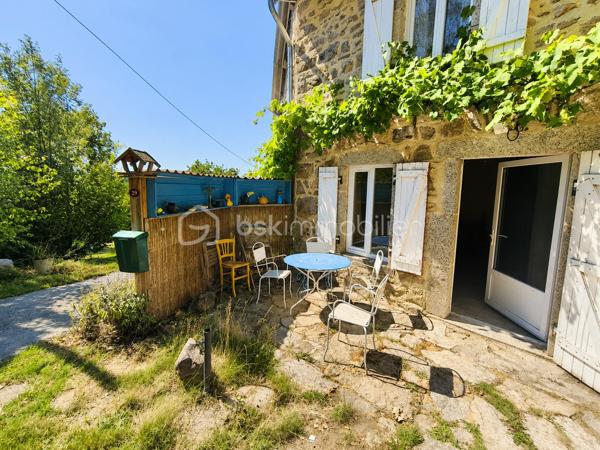 Vous recherchez un lieu de vie paisible, au cœur d'un environnement naturel et loin de l'agitation ? Découvrez cette authentique maison en pierre d'environ 85 m², située sur la commune de Laprugne.

Avec ses murs en pierre apparente, ses poutres et ses tomettes, elle a conservé tout le charme de l'ancien tout en bénéficiant de nombreux travaux de rénovation déjà réalisés.

Au rez-de-chaussée, vous découvrirez une agréable pièce de vie au caractère chaleureux, une cuisine récente aménagée et équipée ainsi qu'un WC indépendant.
À l'étage, le palier dessert une chambre ainsi qu'une seconde pièce de moins de 9 m², idéale en chambre d'enfant, bureau ou espace de télétravail, et une salle d'eau moderne avec douche à l'italienne.

Un véritable atout complète la propriété : une grange attenante d'environ 66 m² sur deux niveaux. Un bel espace offrant de nombreuses possibilités selon vos envies : atelier, stockage ou projet d'aménagement, sous réserve des autorisations nécessaires.

La maison a déjà bénéficié de nombreux travaux :
✔ Toiture refaite
✔ Isolation récente
✔ Électricité et plomberie refaites
✔ Cuisine et salle d'eau rénovées
✔ Huisseries PVC double vitrage
✔ Chauffage central par chaudière bois
✔ Assainissement individuel récent, avec quelques travaux restant à réaliser pour finaliser sa mise en conformité

Quelques finitions permettront encore aux futurs propriétaires de personnaliser les lieux et de les adapter pleinement à leurs envies.

À l'extérieur, la propriété dispose d'une superficie totale de 1 522 m² répartie sur plusieurs parcelles. Une partie du terrain se situe juste en face de la maison, de l'autre côté d'une petite route de campagne, permettant de profiter facilement.

Cette maison s'adresse avant tout à ceux qui recherchent le charme de l'ancien, de l'espace et une vie au calme, dans un secteur rural et préservé.

Une propriété pleine de caractère, avec encore de belles possibilités pour imaginer la suite de son histoire.

📞 Pour davantage de renseignements ou organiser une visite, n'hésitez pas à me contacter.