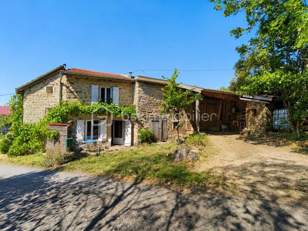 Vous recherchez un lieu de vie paisible, au cœur d'un environnement naturel et loin de l'agitation ? Découvrez cette authentique maison en pierre d'environ 85 m², située sur la commune de Laprugne.

Avec ses murs en pierre apparente, ses poutres et ses tomettes, elle a conservé tout le charme de l'ancien tout en bénéficiant de nombreux travaux de rénovation déjà réalisés.

Au rez-de-chaussée, vous découvrirez une agréable pièce de vie au caractère chaleureux, une cuisine récente aménagée et équipée ainsi qu'un WC indépendant.
À l'étage, le palier dessert une chambre ainsi qu'une seconde pièce de moins de 9 m², idéale en chambre d'enfant, bureau ou espace de télétravail, et une salle d'eau moderne avec douche à l'italienne.

Un véritable atout complète la propriété : une grange attenante d'environ 66 m² sur deux niveaux. Un bel espace offrant de nombreuses possibilités selon vos envies : atelier, stockage ou projet d'aménagement, sous réserve des autorisations nécessaires.

La maison a déjà bénéficié de nombreux travaux :
✔ Toiture refaite
✔ Isolation récente
✔ Électricité et plomberie refaites
✔ Cuisine et salle d'eau rénovées
✔ Huisseries PVC double vitrage
✔ Chauffage central par chaudière bois
✔ Assainissement individuel récent, avec quelques travaux restant à réaliser pour finaliser sa mise en conformité

Quelques finitions permettront encore aux futurs propriétaires de personnaliser les lieux et de les adapter pleinement à leurs envies.

À l'extérieur, la propriété dispose d'une superficie totale de 1 522 m² répartie sur plusieurs parcelles. Une partie du terrain se situe juste en face de la maison, de l'autre côté d'une petite route de campagne, permettant de profiter facilement.

Cette maison s'adresse avant tout à ceux qui recherchent le charme de l'ancien, de l'espace et une vie au calme, dans un secteur rural et préservé.

Une propriété pleine de caractère, avec encore de belles possibilités pour imaginer la suite de son histoire.

📞 Pour davantage de renseignements ou organiser une visite, n'hésitez pas à me contacter.